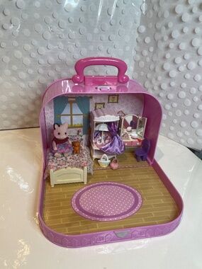 Li'l Woodzeez - Travel Suitcase Bedroom with Calico Critters playset